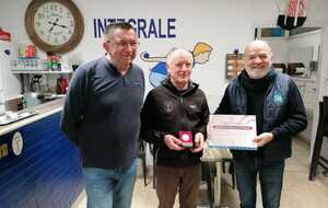 Joël Kérébel membre du bureau reçoit la médaille de bronze de la Fédération française de pétanque 