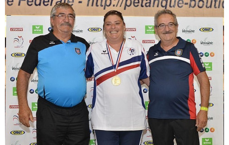 Large sourire pour Sandrine Herlem après ce sacre ...