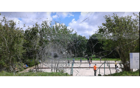 Un carreau raté dans la vitre du local pétanque...