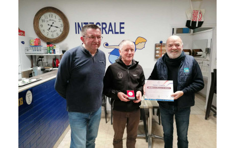 Joël Kérébel membre du bureau reçoit la médaille de bronze de la Fédération française de pétanque 